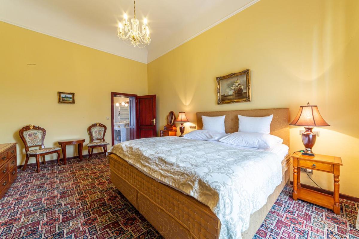 Chateau Zbiroh Bagian luar foto