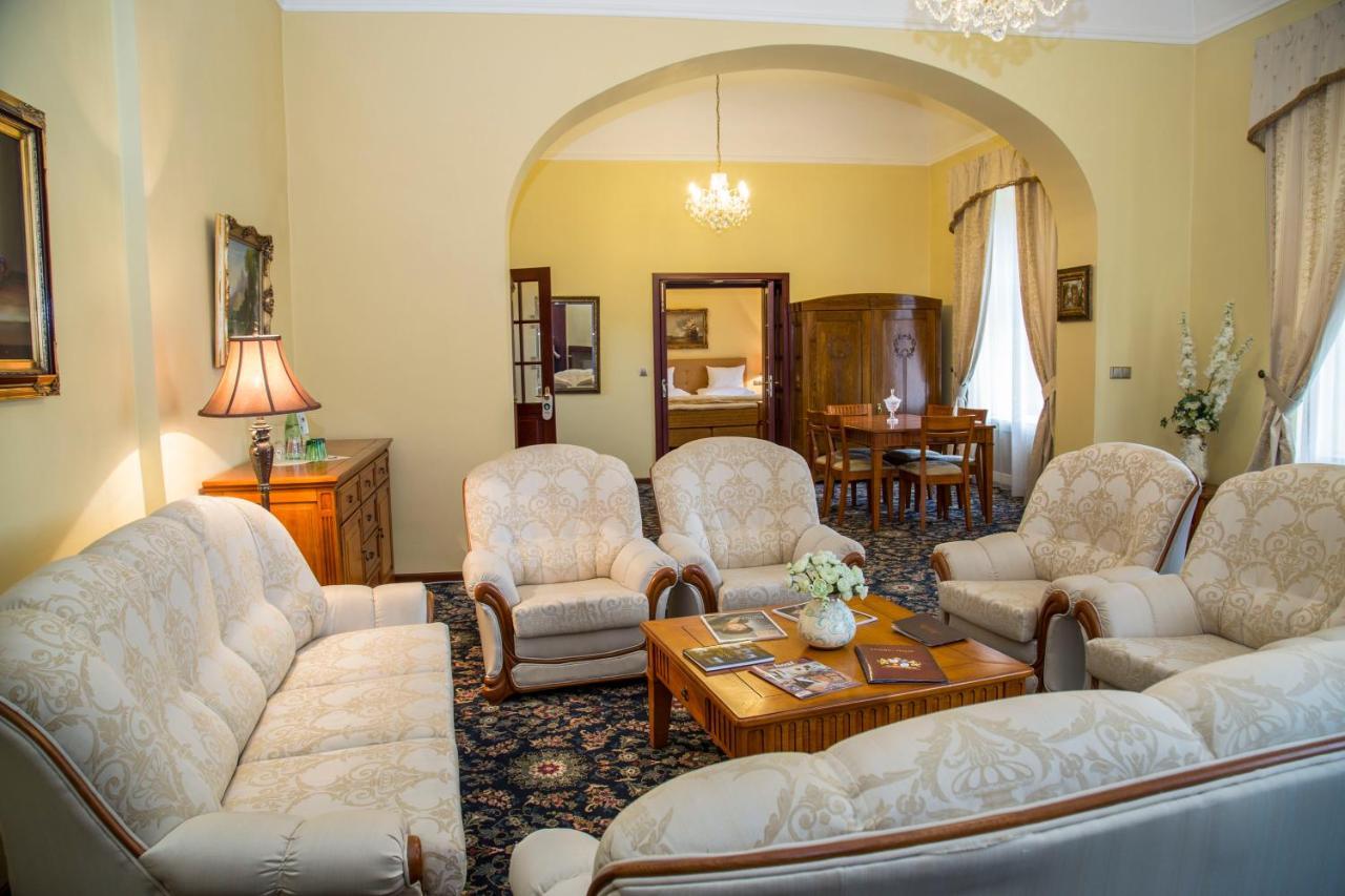 Chateau Zbiroh Bagian luar foto
