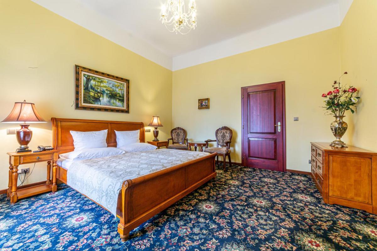 Chateau Zbiroh Bagian luar foto