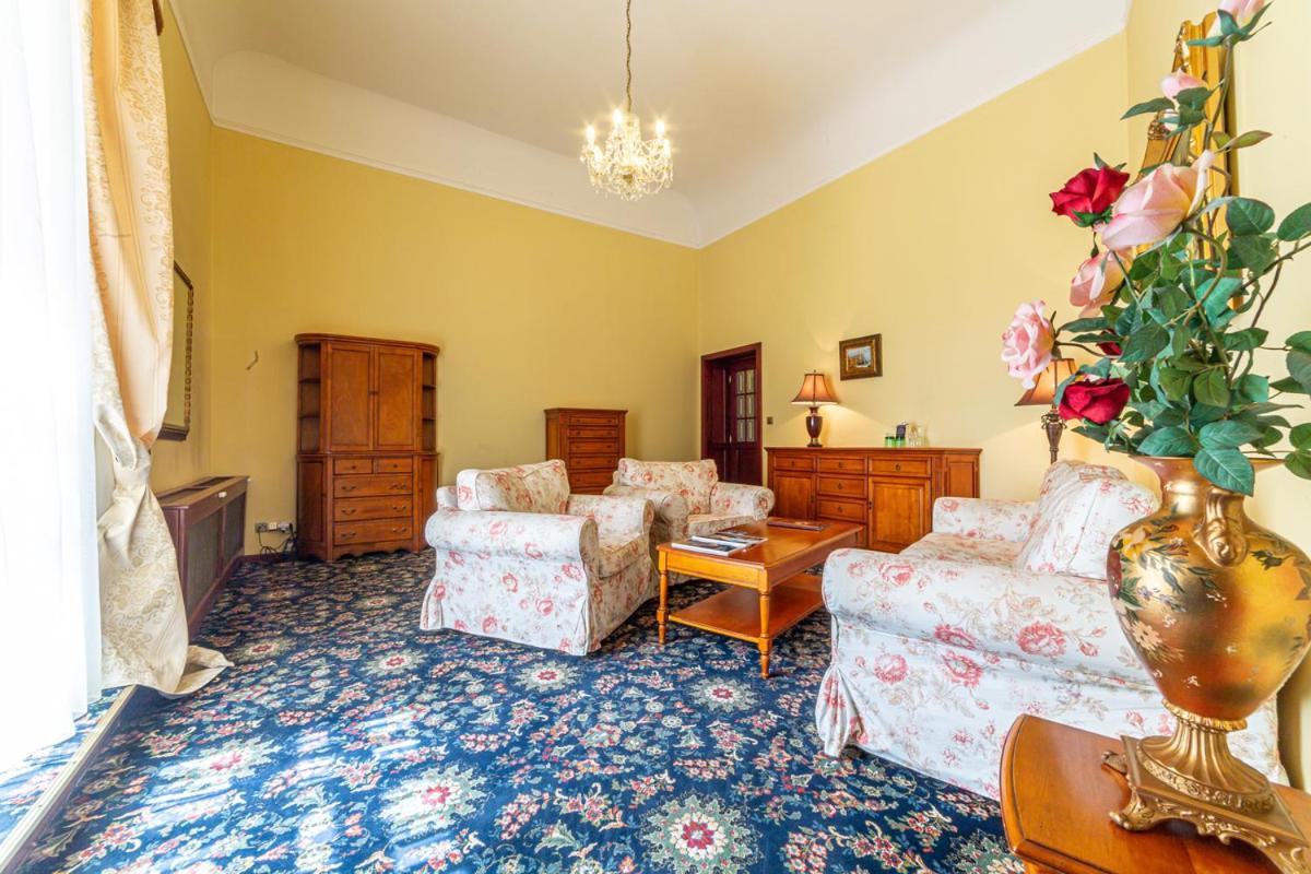 Chateau Zbiroh Bagian luar foto