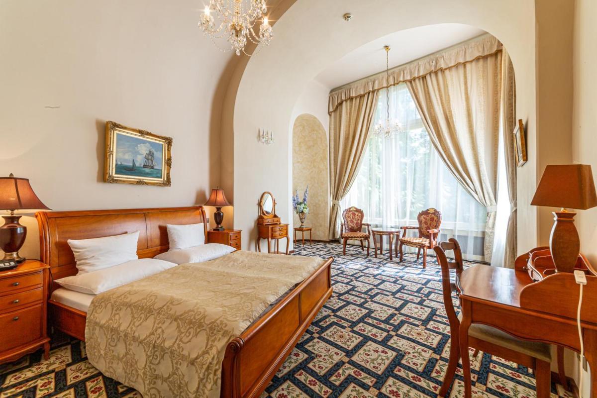 Chateau Zbiroh Bagian luar foto