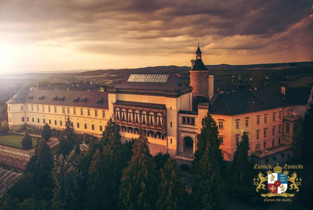 Chateau Zbiroh Bagian luar foto
